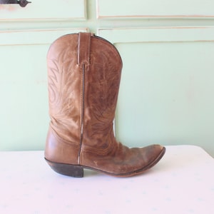 Vintage Cowboy Boots....texas. cowboy. brown. country. western.costume. vintage boots. mens. hipster. calf length. unisex. western. indie