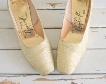 1960s Golden Heels....size 6.5 womens...gold. wedding. pumps. shimmer. hollywood glam. masquerade. 50s 60s. mod.