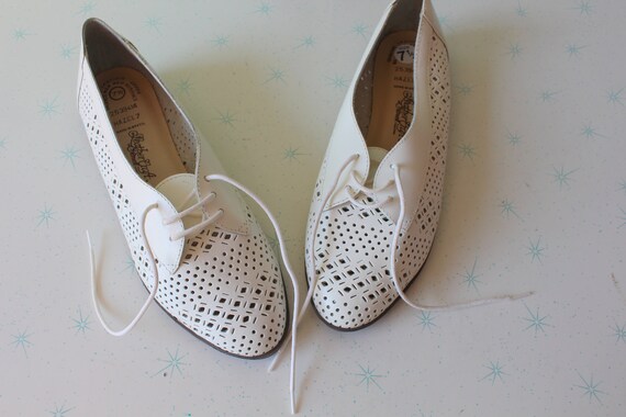 Vintage White Leather Boho Oxford Flats..size 7.5
