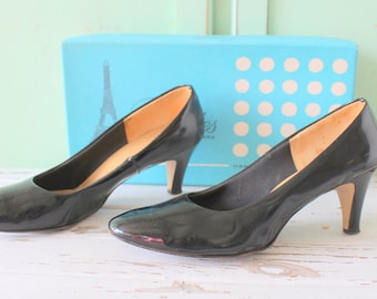 SALE/// 1960s BLACK LEATHER Fancy Heels....size 6.5 womens....shoes. pumps. fancy. mod. dancing. sock hop. 60s heels. kitten. black