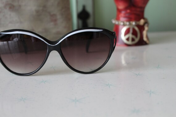 SALE//// 1980s HIPSTER Black Sunglasses...retro. … - image 4