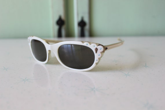 1960s 1970s Vintage Funky Winged Cateye Sunglasse… - image 2