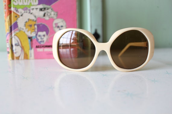 1970s TWIGGY MOD Sunglasses..... rare. twiggy. wo… - image 2