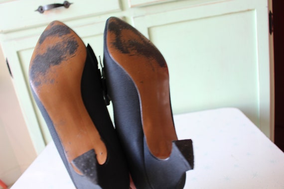 Vintage Black Bow Heels...size 7 womens....satin … - image 6