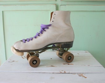 Vintage ROLLSCHUHE... Retro. Pacer. Rinkmeister. Rollschuhe. Skating. Schuhe. Rollderby. Retro Schlittschuhe. Lila. Weiß. Kitsch. Damen