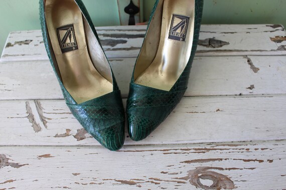 Kelly store green heels