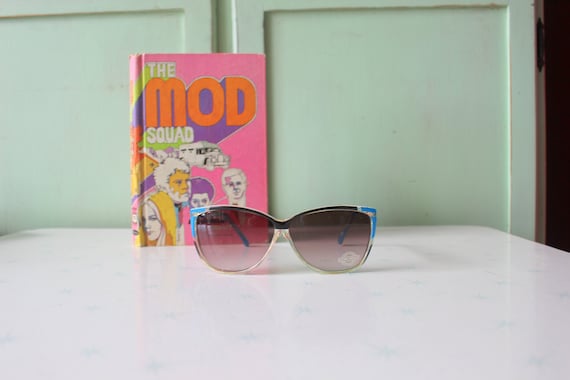 Vintage 1980s MOD GIRL Sunglasses....fancy. big l… - image 1