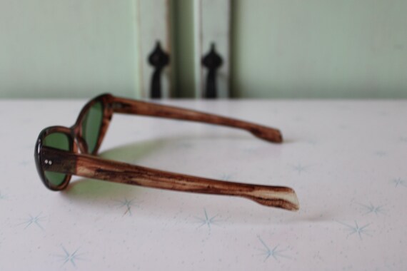 Vintage Cat Eye Sunglasses: 1950s-60s Mod Eyewear - image 3