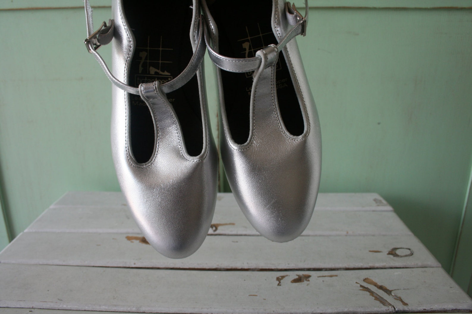 1980s silver leather tictactoe flats...size 7.5 womens...mod. tictactoes. 1980s. hipster. retro. new vintage. dancing. ballet. i