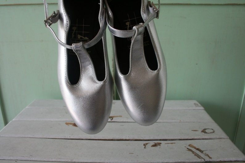 1980s SILVER LEATHER TicTacToe Flats...size 7.5 womens...mod. tictactoes. 1980s. hipster. retro. new vintage. dancing. ballet. indie. dance image 5