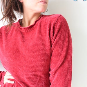 Vintage RED Sweater Pullover..medium. large. indie. kitsch. 90s clothing. womens. ladies. costume. cranberry. turtle neck. red