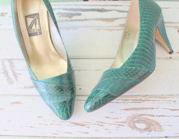 Ladies green shop pumps
