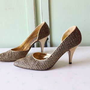 1980s GOLD GLAM Fancy Heels.....size 8.5 womens.....pumps. designer. retro. fancy. classic. 1980s. shimmer. fancy. golden heels. black. image 4