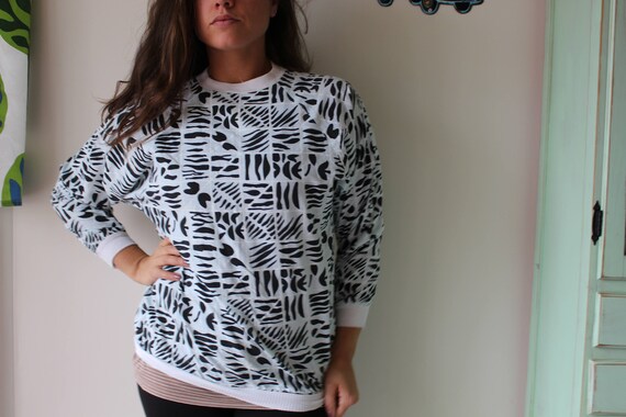 1980s Oversized Geometric Hipster Top. black whit… - image 2