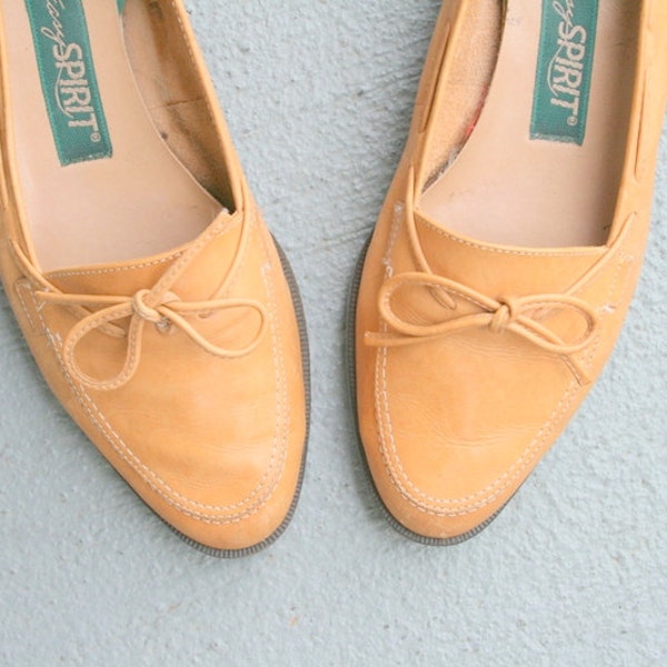 Vintage TAN LEATHER Loafers...size 6.5 womens...shoes. oxfords. leather. retro. closed toed. urban. boho. hipster. library. classic. oxfords
