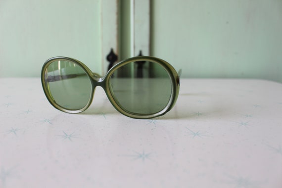 Green VINTAGE 1960s Atomic Retro Sunglasses..eyew… - image 3