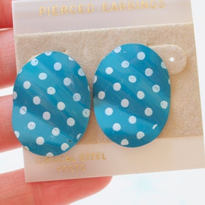 1980s POLKA DOT Earrings...blue. dots. pierced ears. retro accessories. round. polka dots. costume jewelry. 80s glam. mod. vintage studs