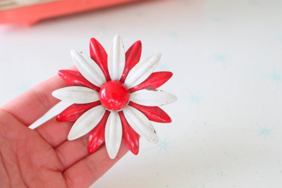 1960s Vintage Enamel Daisy Brooch: Retro Flower Pin