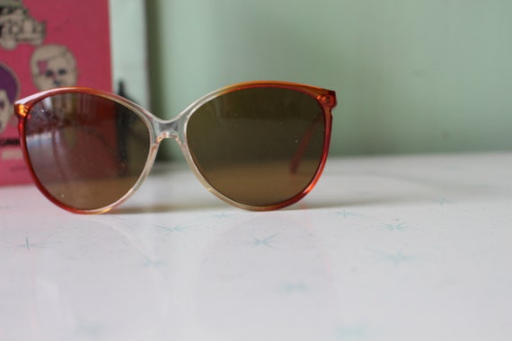 Vintage 1980s MOD GIRL Sunglasses....fancy. big l… - image 3