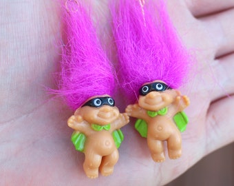 NOS vintage TROLLS Boucles d'oreilles... troll masqué. objet de collection. troll. années 1980. années 90. kitsch. rétro. troll hippie. troll d'halloween. boucles d'oreilles troll