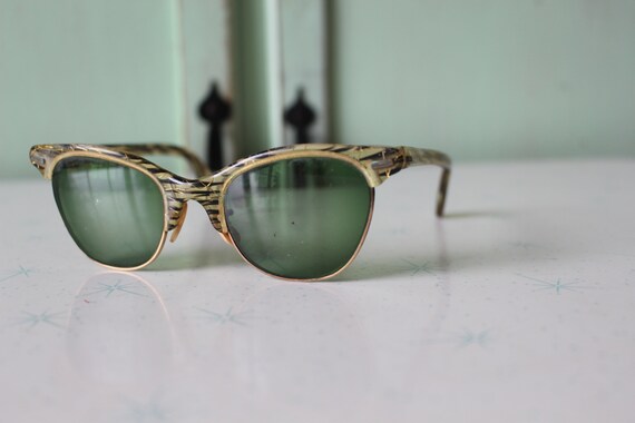 1950s 1960s Vintage CAT EYE Eye Sunglasses...USA.… - image 4