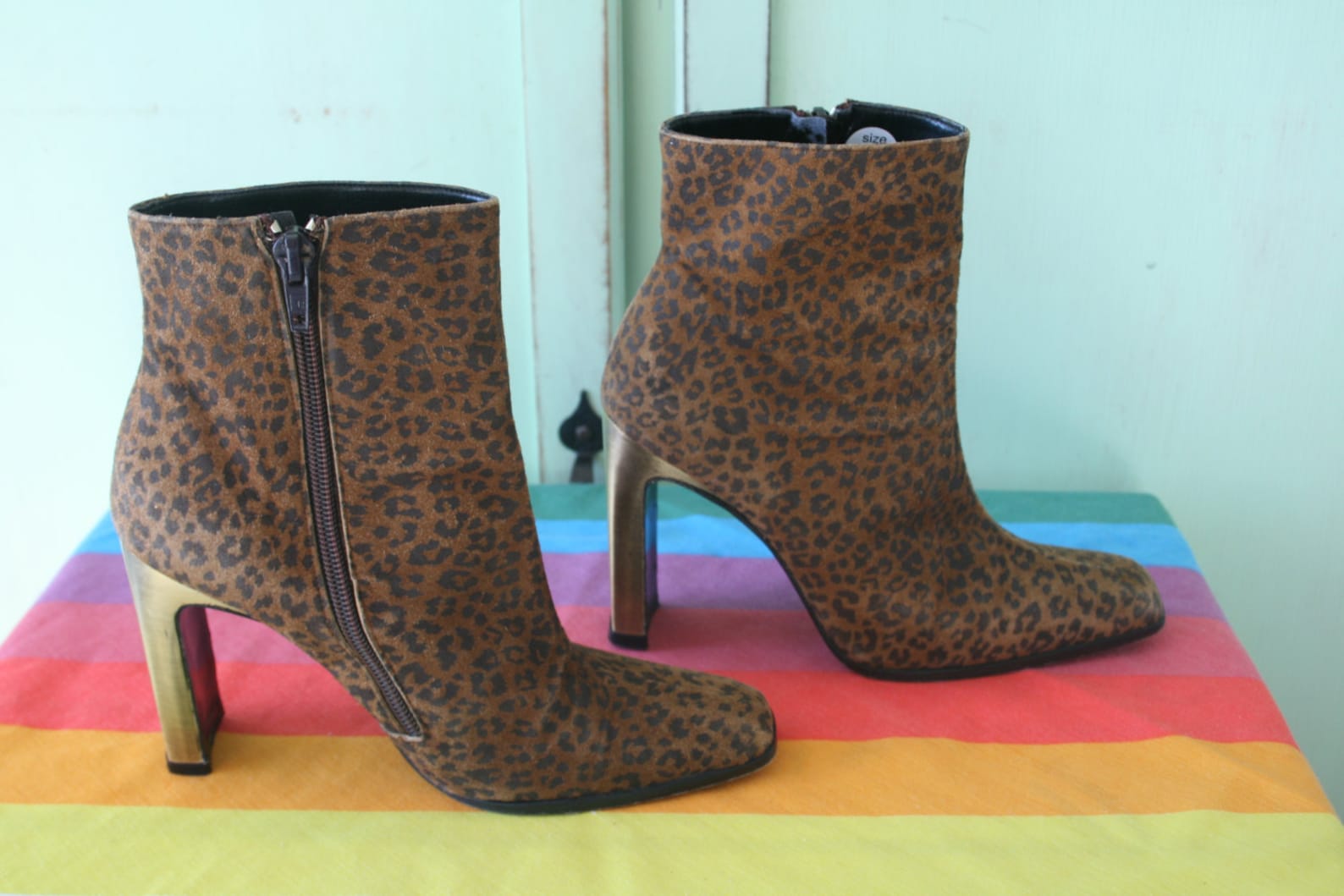 1980s leopard boots...leather. flats. 1980s. hipster. retro. closed toed. dancing. ballet. indie. animal print. heeled boots. st