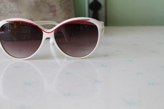 NOS 1980s MOD GIRL Sunglasses...white. oversized.… - image 3