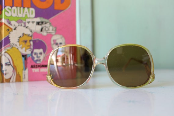 Vintage 1980s MOD GIRL Sunglasses....fancy. big l… - image 4