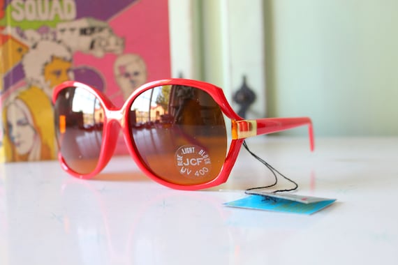 Red hotsell oversized sunglasses