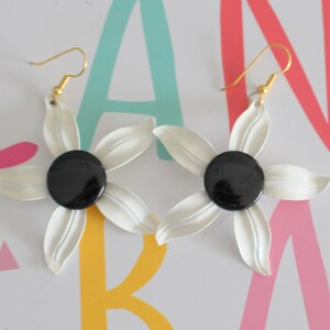 Vintage BLACK and WHITE DAISY Enamel Flower Earrings..groovy. retro. flower. 1970s. classic. floral. daisy. costume jewelry. new old stock