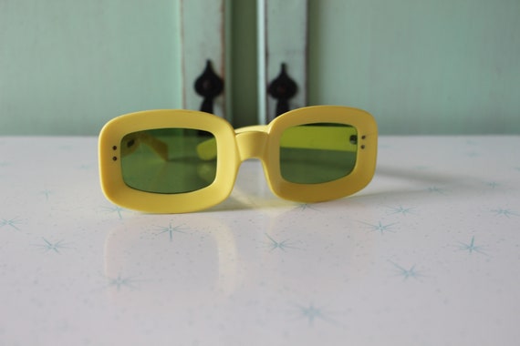 1950s 1960s MOD GIRL Sunglasses...yellow. oversiz… - image 2