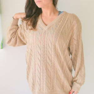 pull vintage en maille à paillettes dorées Liz Claiborne - Col en V des années 1980