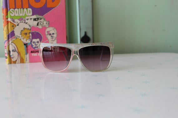 Vintage 1980s MOD GIRL Sunglasses....fancy. big l… - image 4