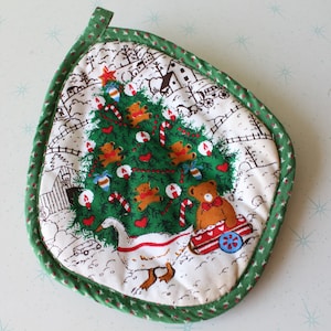 1980s Vintage Christmas Bear Bird Duck Pot Holder...80s. oven mitt. cooking. country home. green. red. greetings. christmas kitchen. cooking