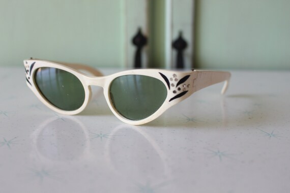 1960s 1970s Vintage Funky Cateye Sunglasses......… - image 4