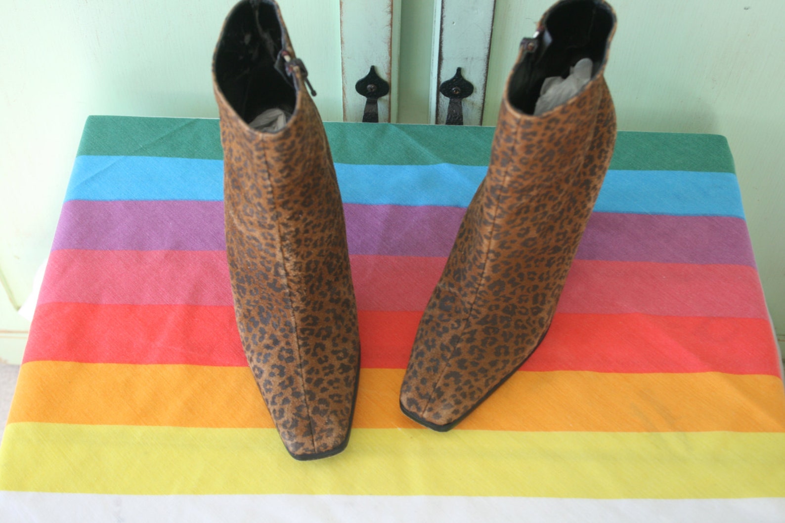 1980s leopard boots...leather. flats. 1980s. hipster. retro. closed toed. dancing. ballet. indie. animal print. heeled boots. st