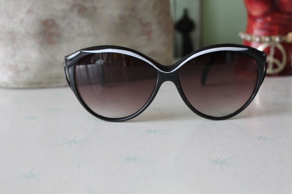 SALE//// 1980s HIPSTER Black Sunglasses...retro. … - image 3