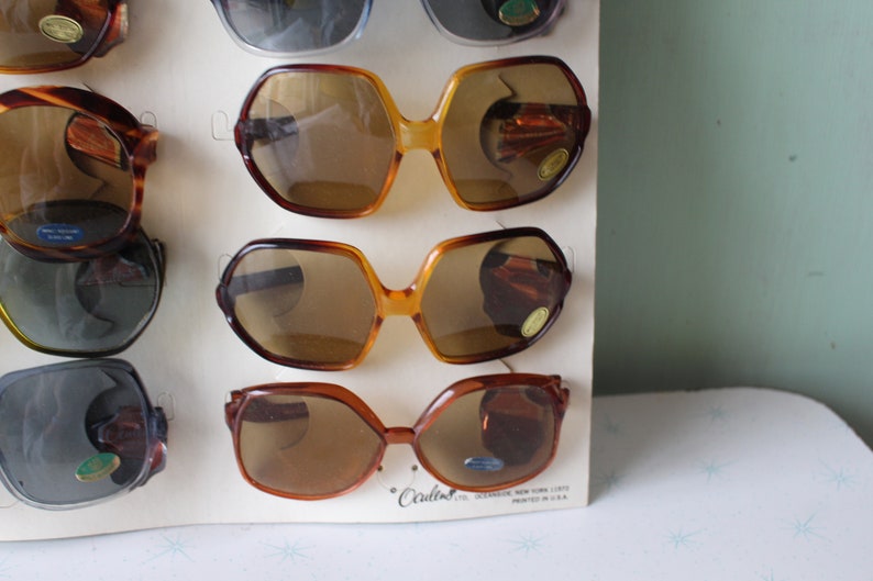 1970s MOD GIRL Sunglasses..twiggy. womens eyewear. big lens. funky. woodstock. hippie. rare. red. deadstock sunglasses. glass. mod imagem 7