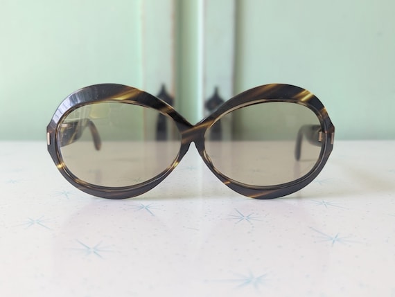 Vintage 1960s 1970s Groovy Sunglasses....dapper. … - image 1