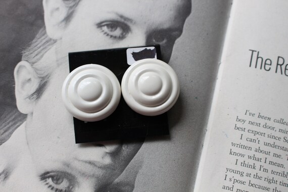 Vintage MOD GIRL Earrings.....new on card. white.… - image 2