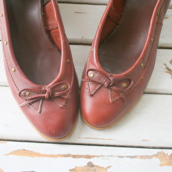 Vintage Dex Cranberry Red Leather Loafer Heels..ladies. womens. gold. dexter. red heels. designer. shoes. aigner. mod. classic. librarian.