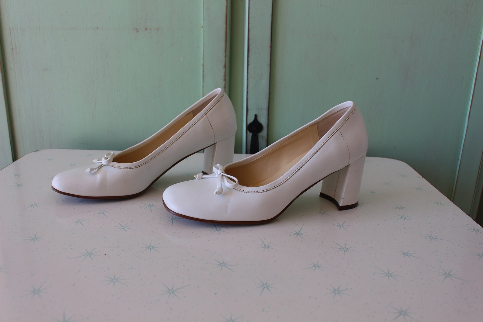 1980s sam and libby flats..size 6 womens..square toe. adorable. bow. retro. boho. leather heels. 1980s heels. ballet. shoes. des