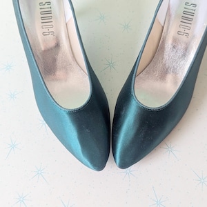 1980s Vintage EMERALD Heels.....size 7.5 womens....designer vintage. fancy. pumps. heels. shoes. glam. ladies. satin heels. green. holiday