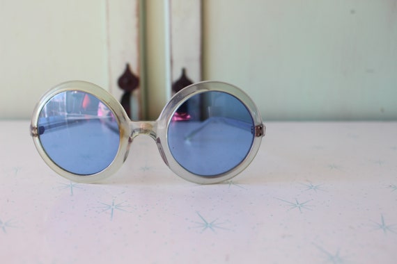 Vintage MOD DISCO Sunglasses...fun. oversized. cl… - image 4
