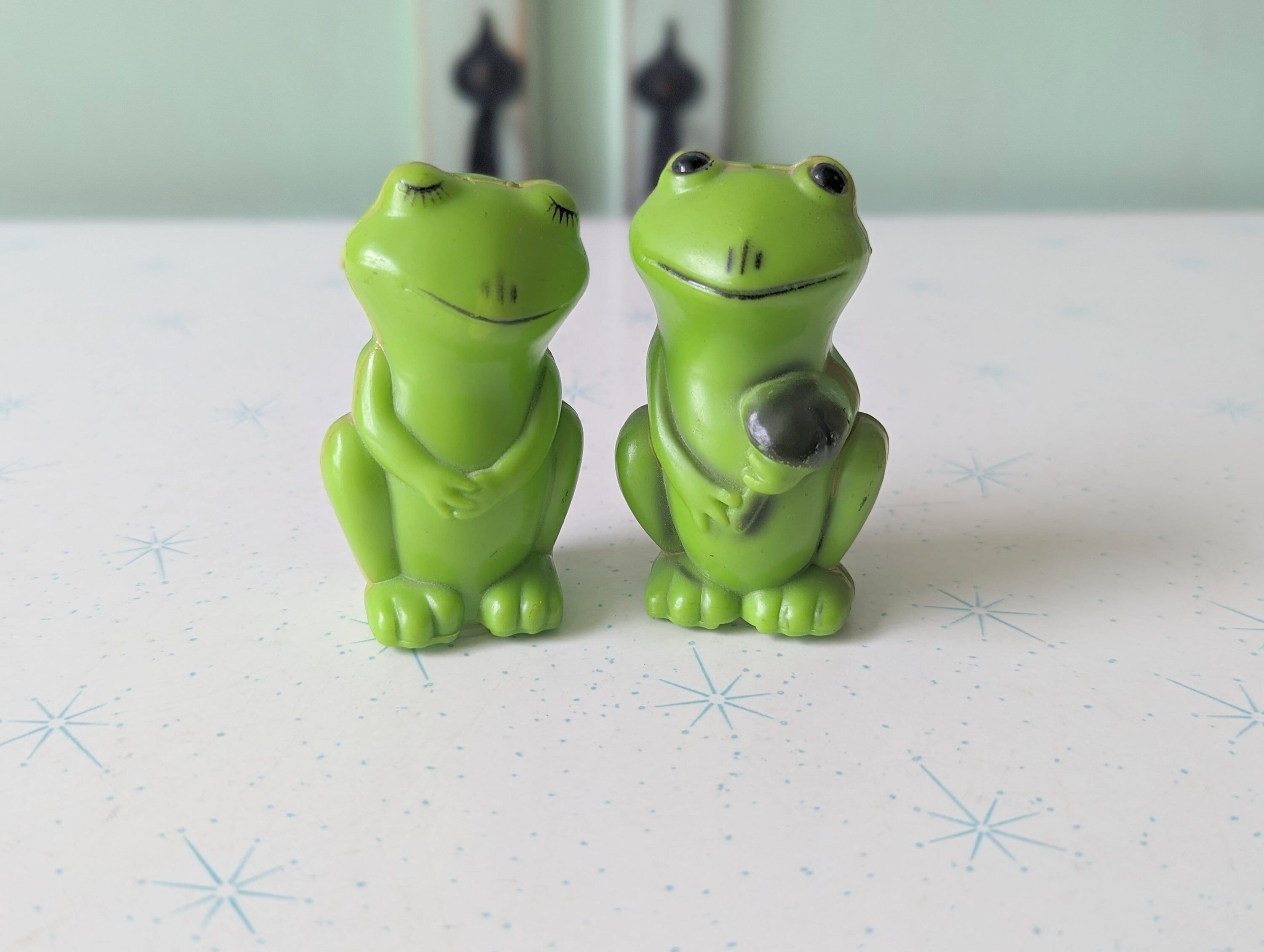 1970s Vintage FROG Salt and Pepper Shakers.....retro housewares. kitsch. groovy. vintage decor. cook. eat. shakers. retro decor. toad. decor