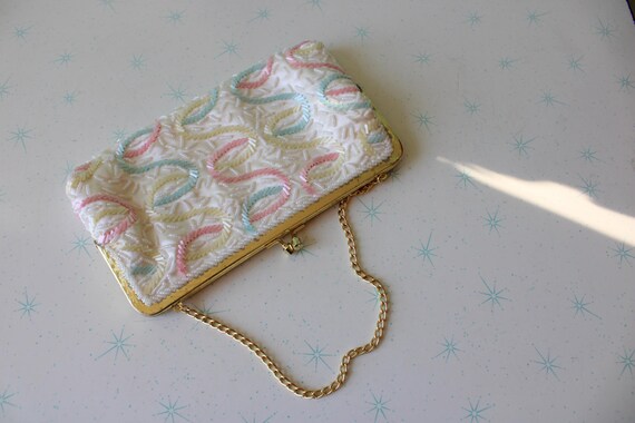 Pochette con perline anni '60: glamour formale di metà secolo