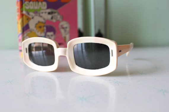 1970s TWIGGY MOD Sunglasses..... rare. twiggy. wo… - image 6