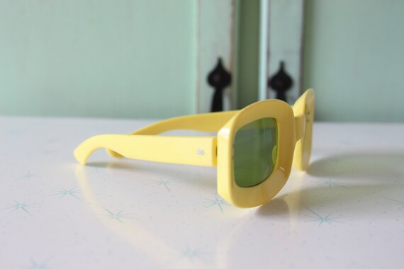 1950s 1960s MOD GIRL Sunglasses...yellow. oversiz… - image 5