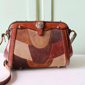Embrague vintage de cuero marrón de la década de 1980... mujeres. señoras. hippie. retro. cartera. bolso. gente. independiente. Bolso de los años 70. bolso pequeño. beige. broncearse. elegante