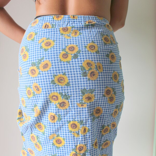 SALE//// Vintage SUNFLOWER Hippie Chic Skirt... . indie. folk. free size. hippie. . boho. spring. jean jacket. retro. mod. sunflower print